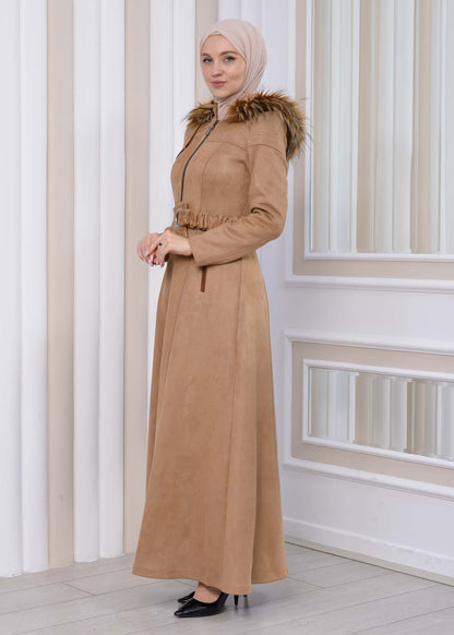 Langer Wildleder-Mantel mit abnehmbarer Pelzkapuze und Gürtel 1332 - Beige