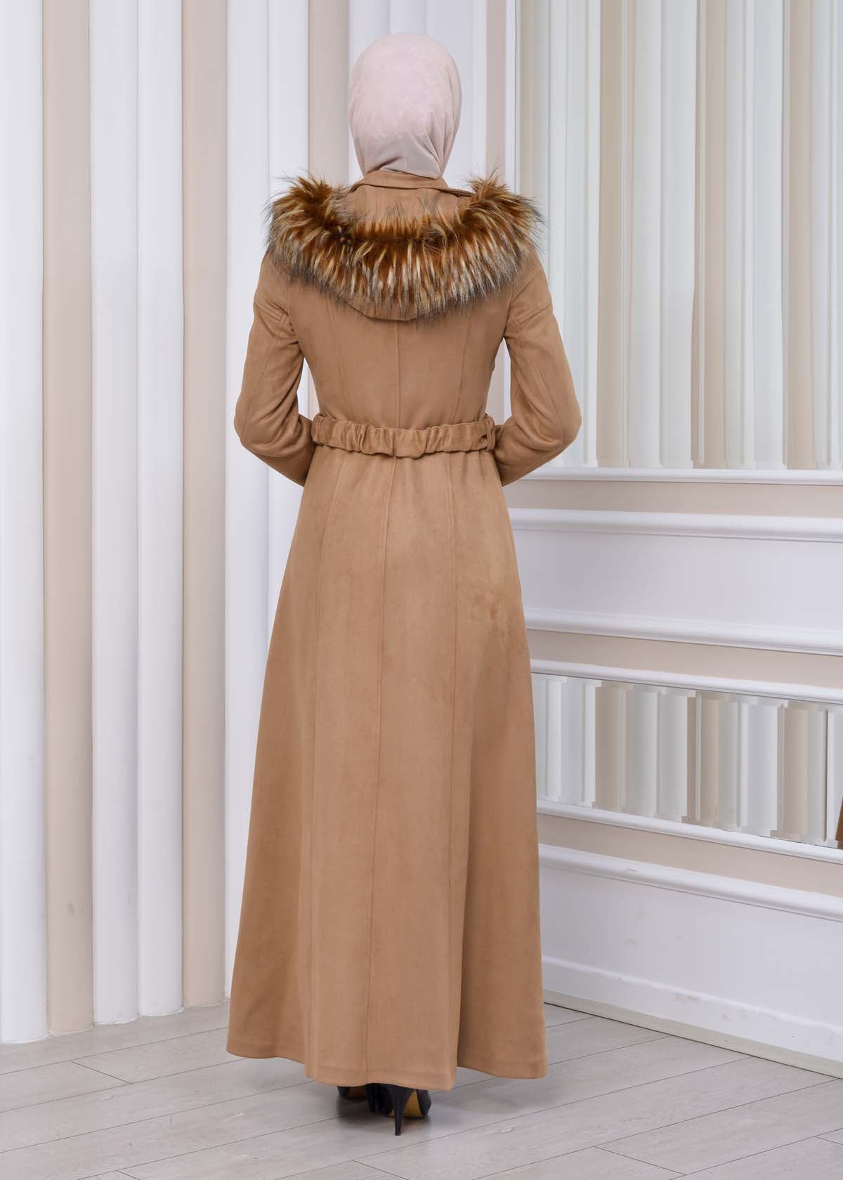 Langer Wildleder-Mantel mit abnehmbarer Pelzkapuze und Gürtel 1332 - Beige