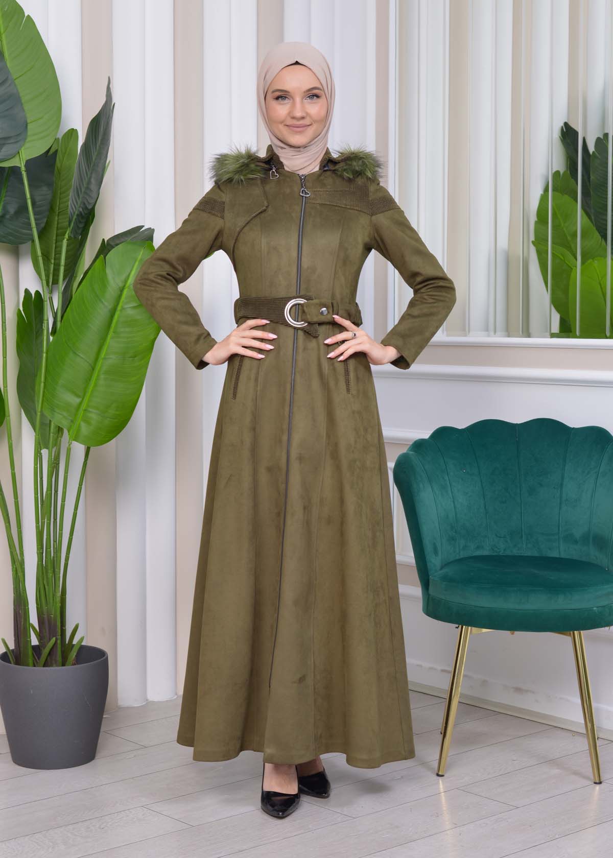 Langer Wildleder-Mantel mit abnehmbarer Pelzkapuze und Gürtel 1332 - Khaki