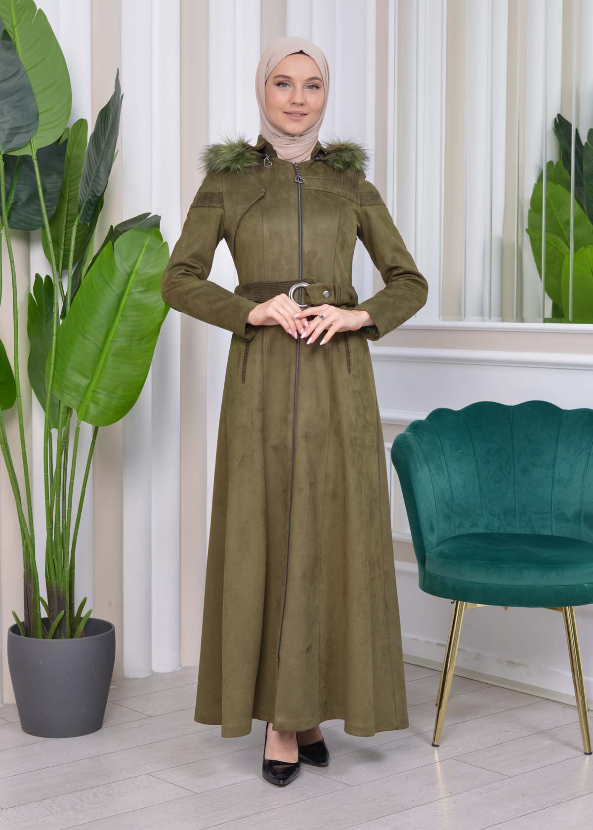 Langer Wildleder-Mantel mit abnehmbarer Pelzkapuze und Gürtel 1332 - Khaki