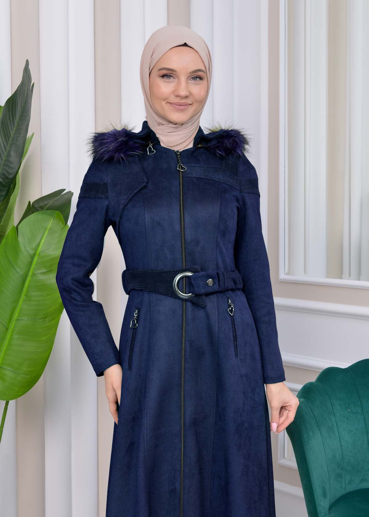 Langer Wildleder-Mantel mit abnehmbarer Pelzkapuze und Gürtel 1332 - Dunkelblau