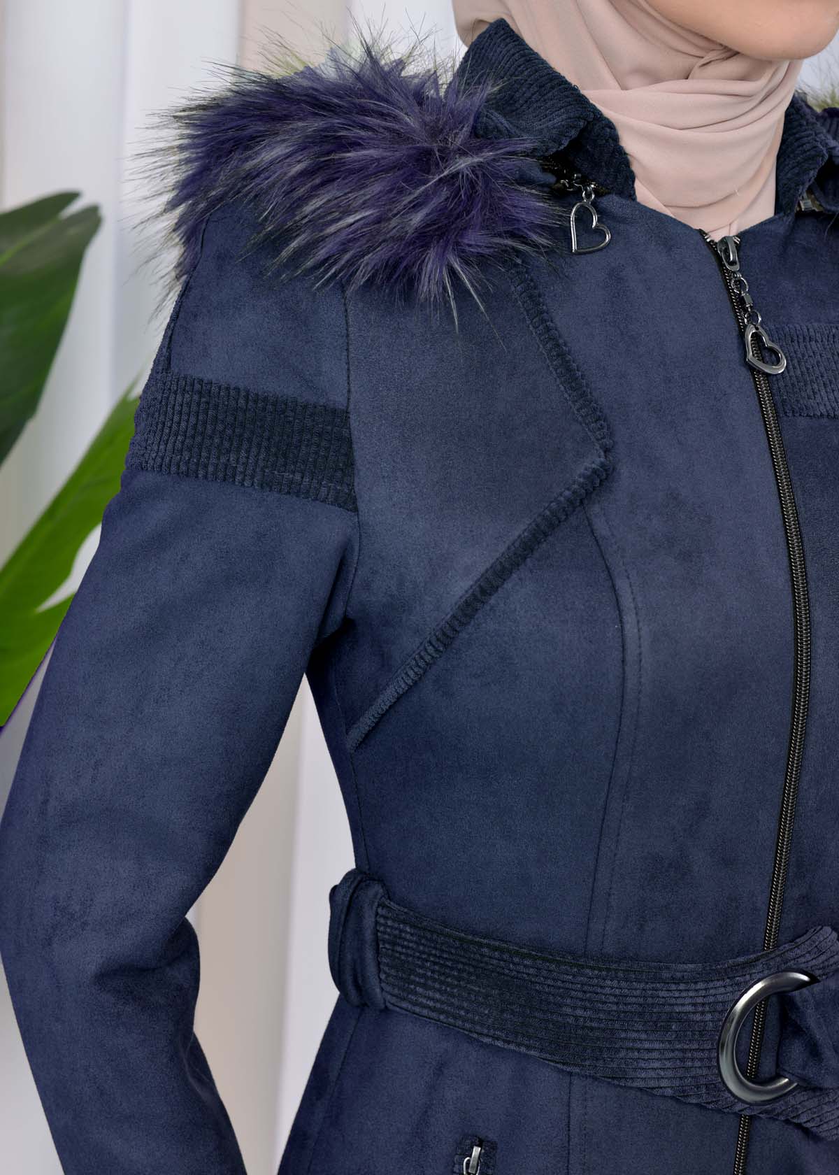 Langer Wildleder-Mantel mit abnehmbarer Pelzkapuze und Gürtel 1332 - Dunkelblau