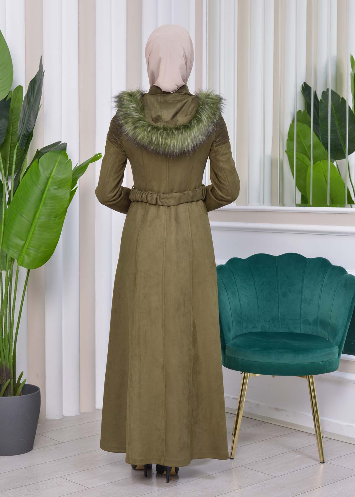 Langer Wildleder-Mantel mit abnehmbarer Pelzkapuze und Gürtel 1332 - Khaki