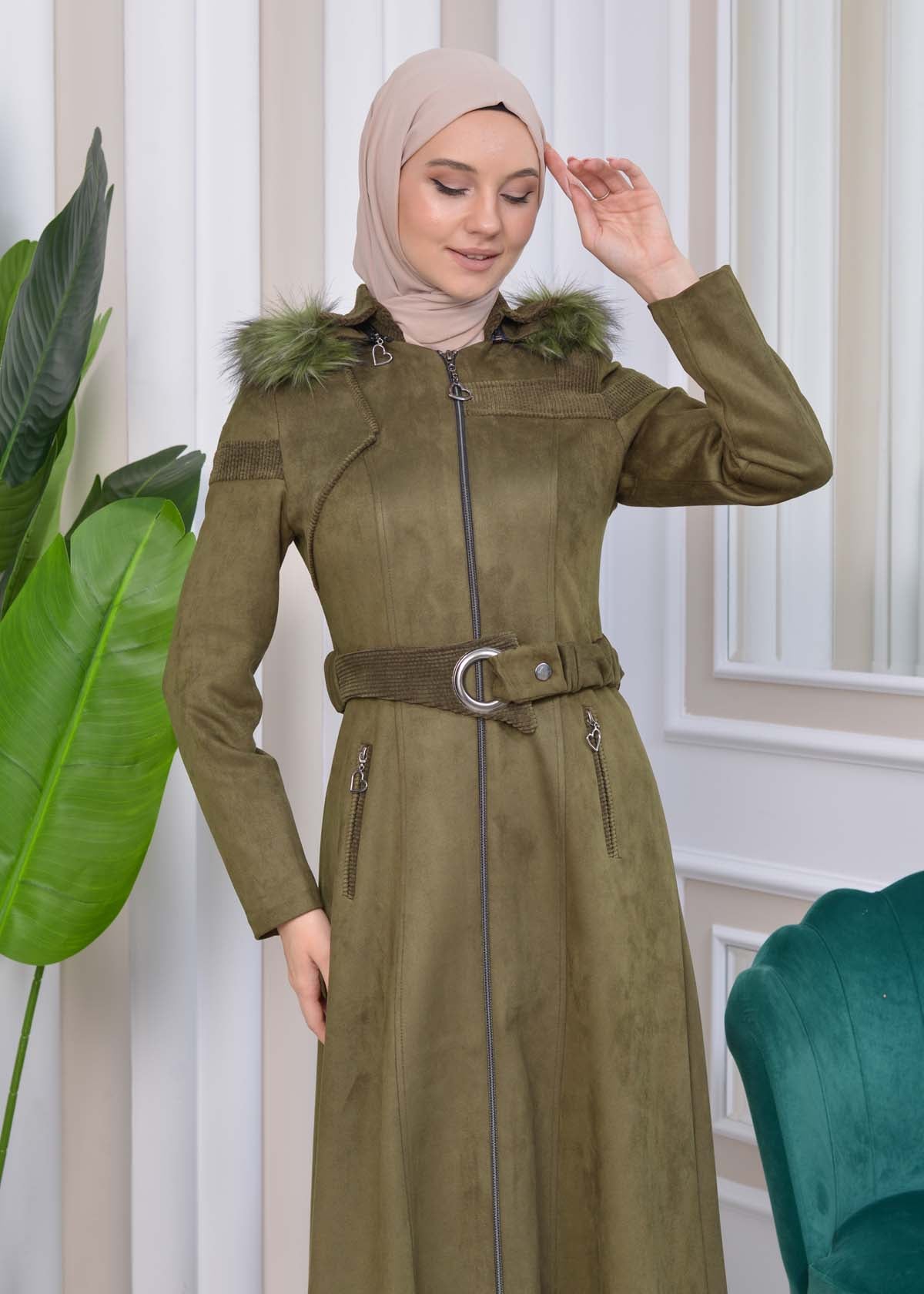 Langer Wildleder-Mantel mit abnehmbarer Pelzkapuze und Gürtel 1332 - Khaki