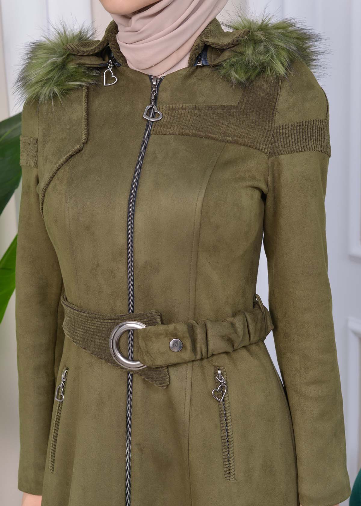 Langer Wildleder-Mantel mit abnehmbarer Pelzkapuze und Gürtel 1332 - Khaki