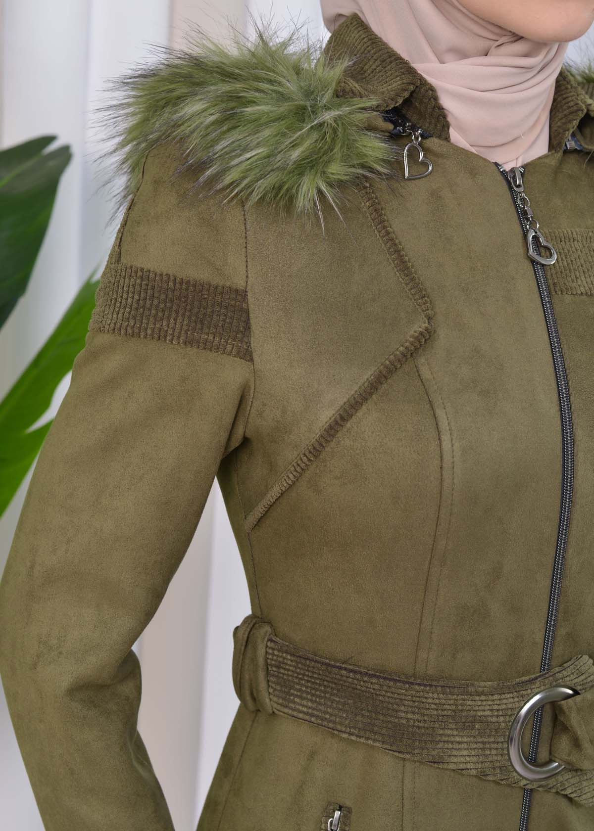 Langer Wildleder-Mantel mit abnehmbarer Pelzkapuze und Gürtel 1332 - Khaki