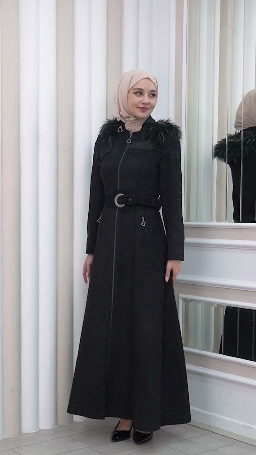 Langer Wildleder-Mantel mit abnehmbarer Pelzkapuze und Gürtel 1332 - Schwarz