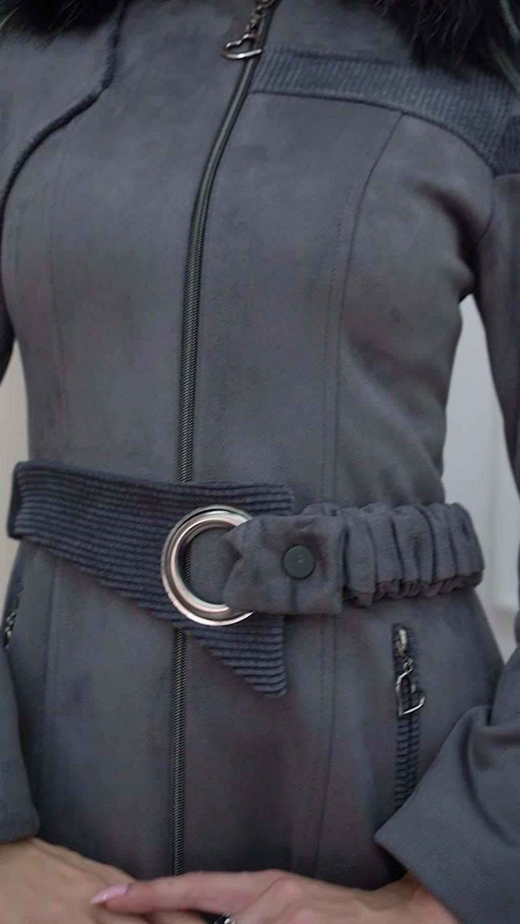 Langer Wildleder-Mantel mit abnehmbarer Pelzkapuze und Gürtel 1332 - Dunkelgrau