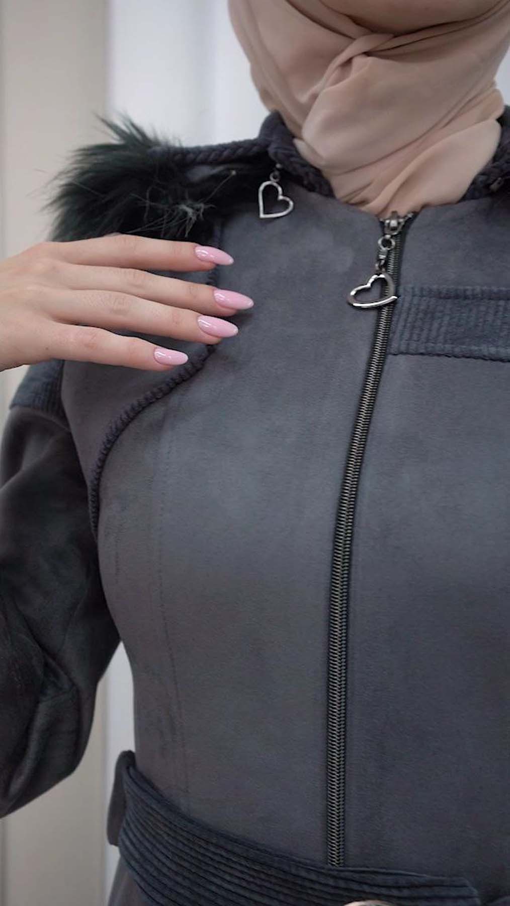 Langer Wildleder-Mantel mit abnehmbarer Pelzkapuze und Gürtel 1332 - Dunkelgrau