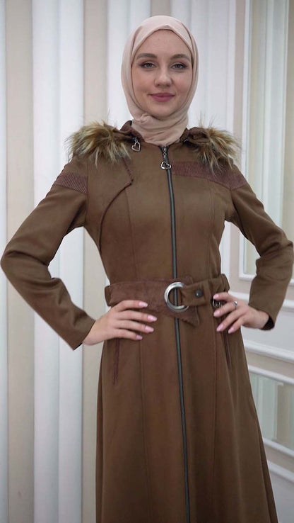 Langer Wildleder-Mantel mit abnehmbarer Pelzkapuze und Gürtel 1332 - Braun