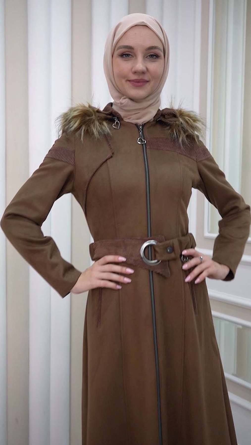 Langer Wildleder-Mantel mit abnehmbarer Pelzkapuze und Gürtel 1332 - Braun