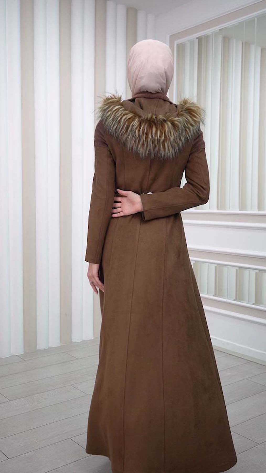 Langer Wildleder-Mantel mit abnehmbarer Pelzkapuze und Gürtel 1332 - Braun