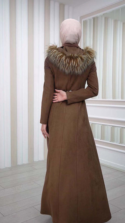 Langer Wildleder-Mantel mit abnehmbarer Pelzkapuze und Gürtel 1332 - Braun