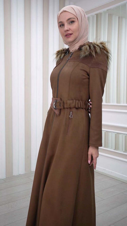 Langer Wildleder-Mantel mit abnehmbarer Pelzkapuze und Gürtel 1332 - Braun