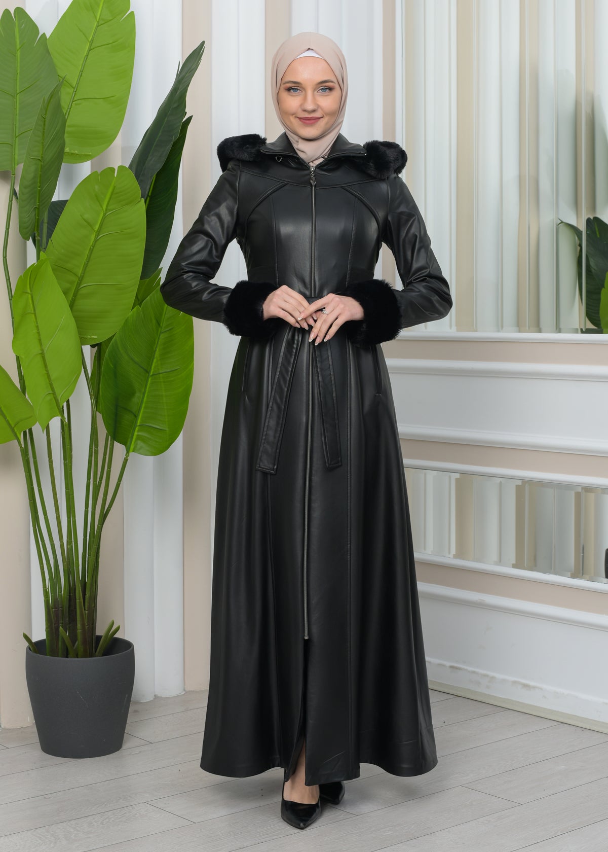 Exklusiver Ledermantel mit festen Fellärmeln und abnehmbarer Kapuze 1345 - Schwarz