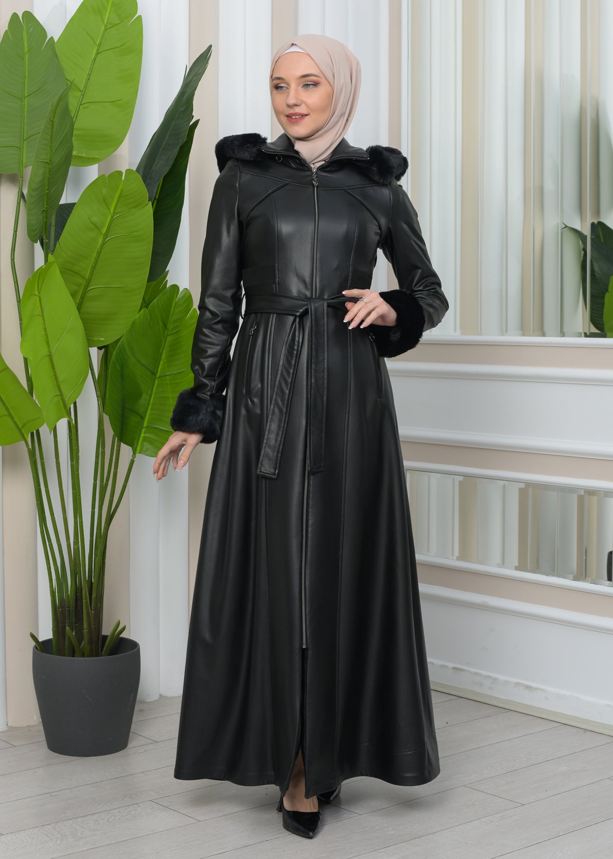 Exklusiver Ledermantel mit festen Fellärmeln und abnehmbarer Kapuze 1345 - Schwarz