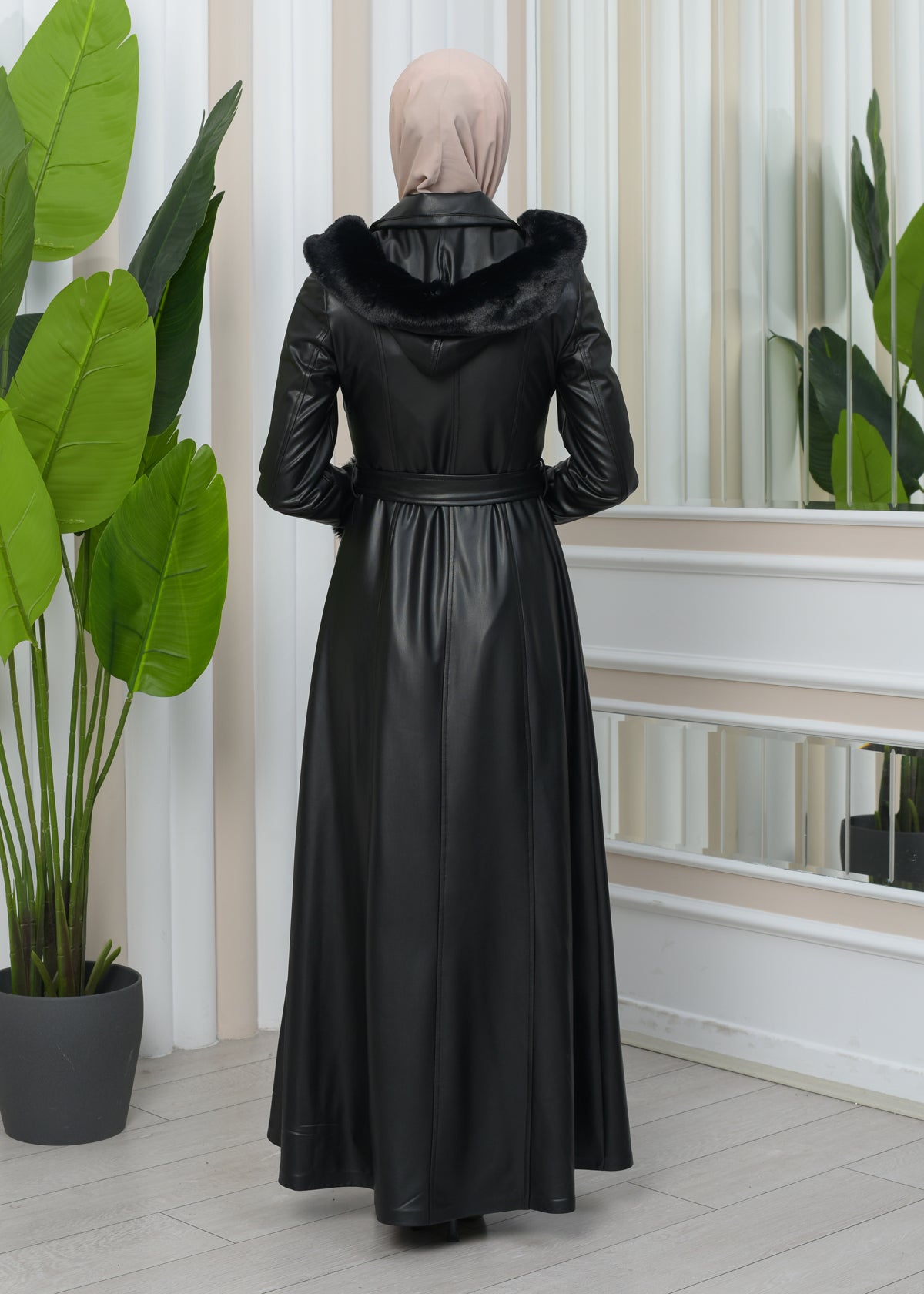 Exklusiver Ledermantel mit festen Fellärmeln und abnehmbarer Kapuze 1345 - Schwarz