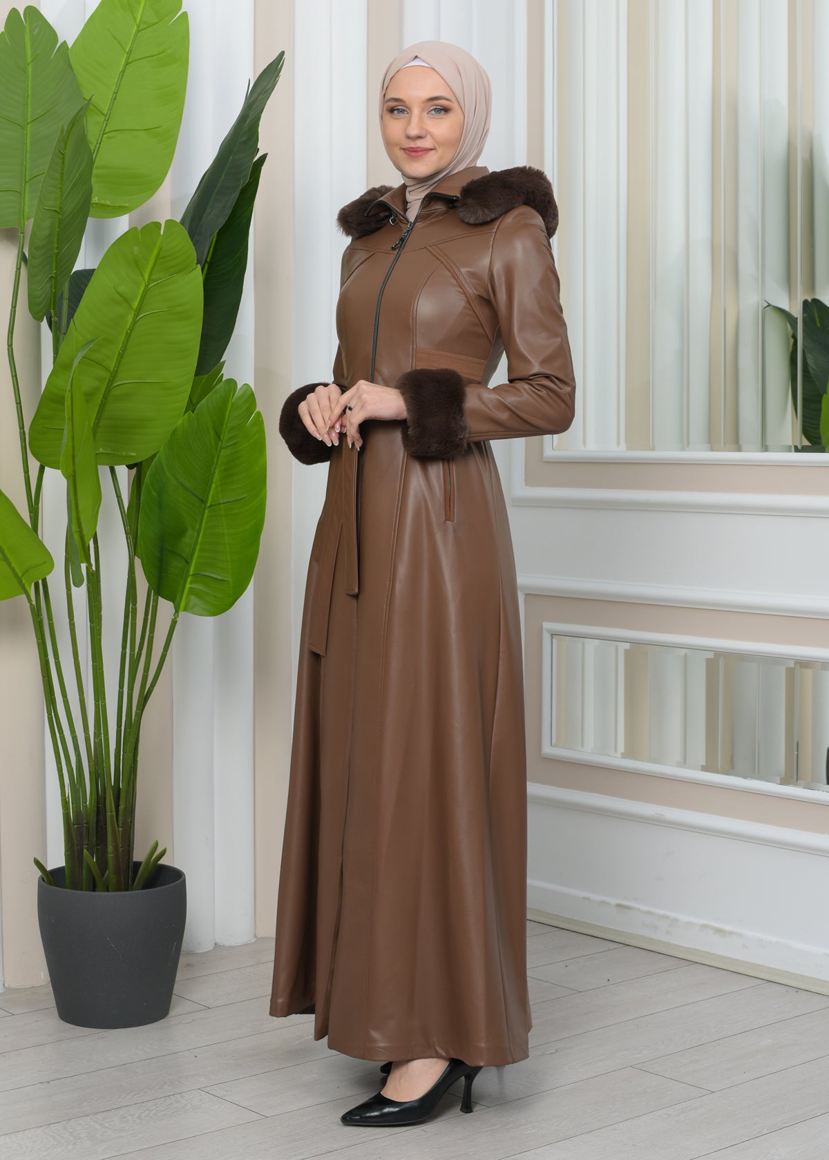 Exklusiver Ledermantel mit festen Fellärmeln und abnehmbarer Kapuze 1345 - Cognac