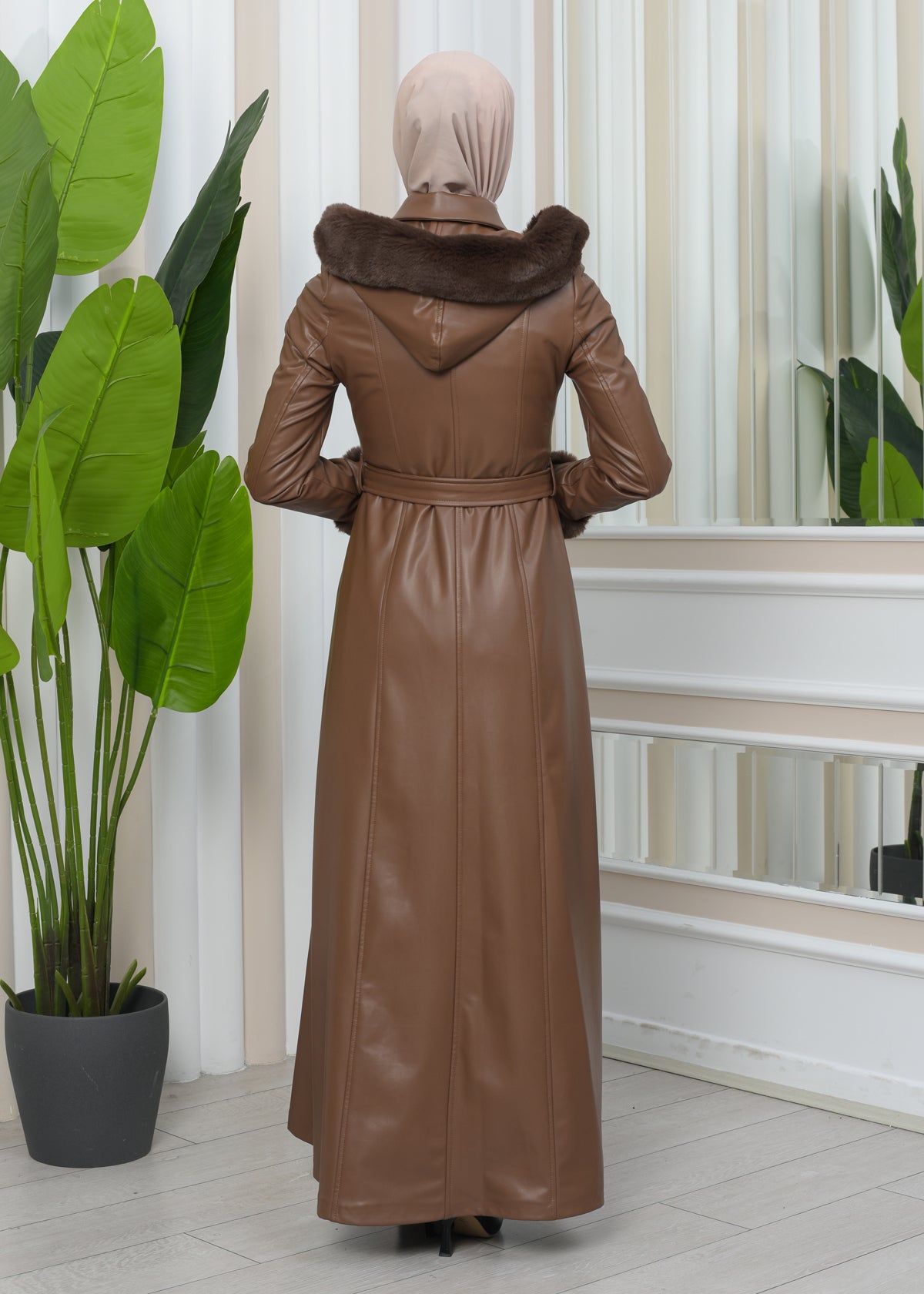 Exklusiver Ledermantel mit festen Fellärmeln und abnehmbarer Kapuze 1345 - Cognac