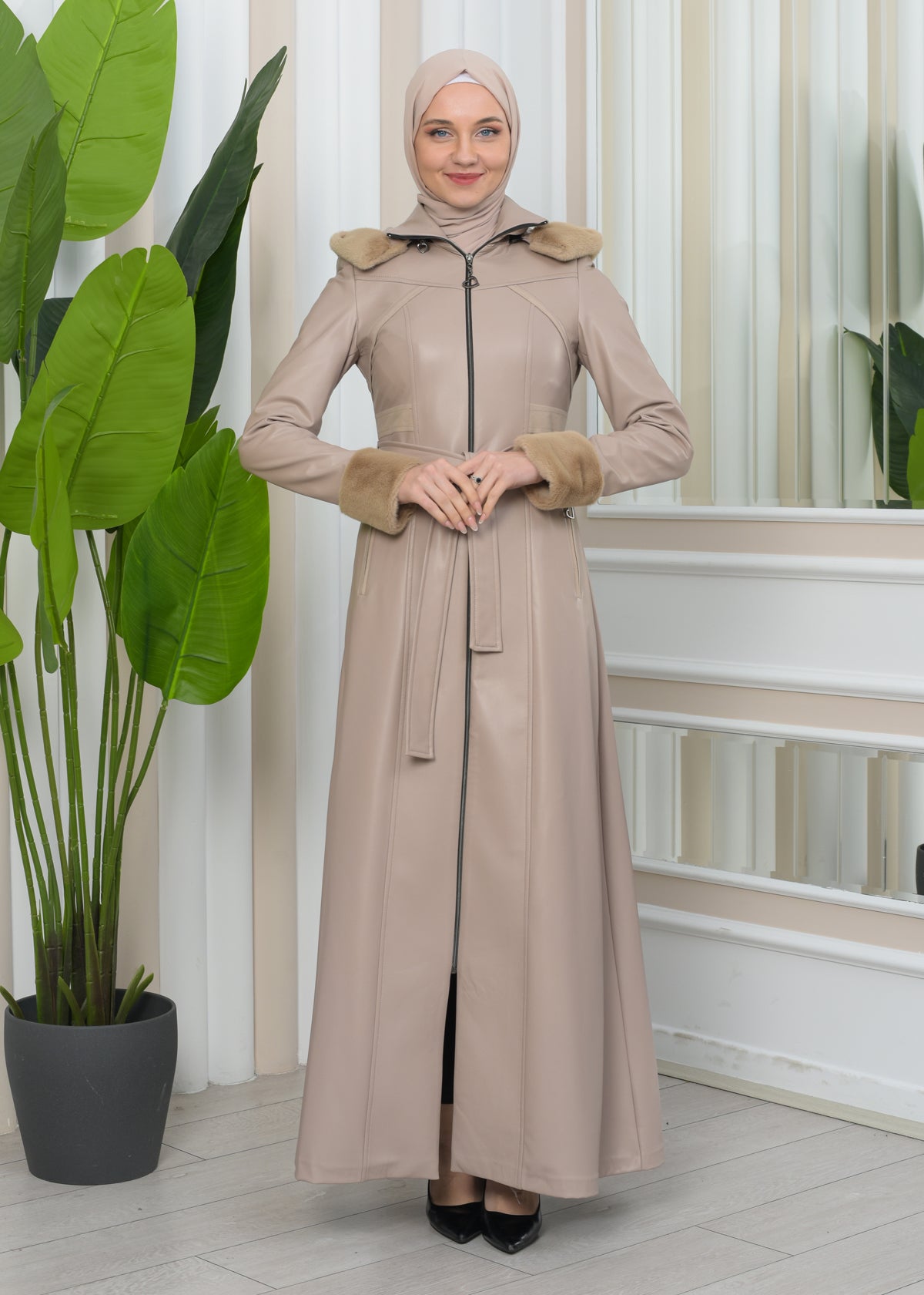 Exklusiver Ledermantel mit festen Fellärmeln und abnehmbarer Kapuze 1345 - Beige