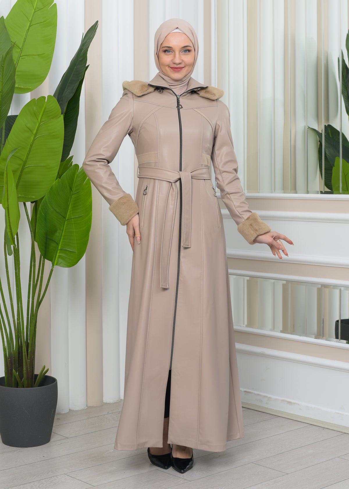 Exklusiver Ledermantel mit festen Fellärmeln und abnehmbarer Kapuze 1345 - Beige