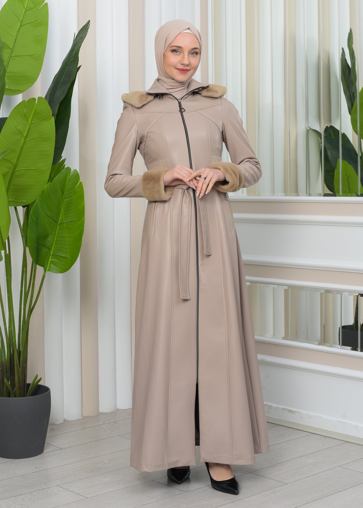 Exklusiver Ledermantel mit festen Fellärmeln und abnehmbarer Kapuze 1345 - Beige