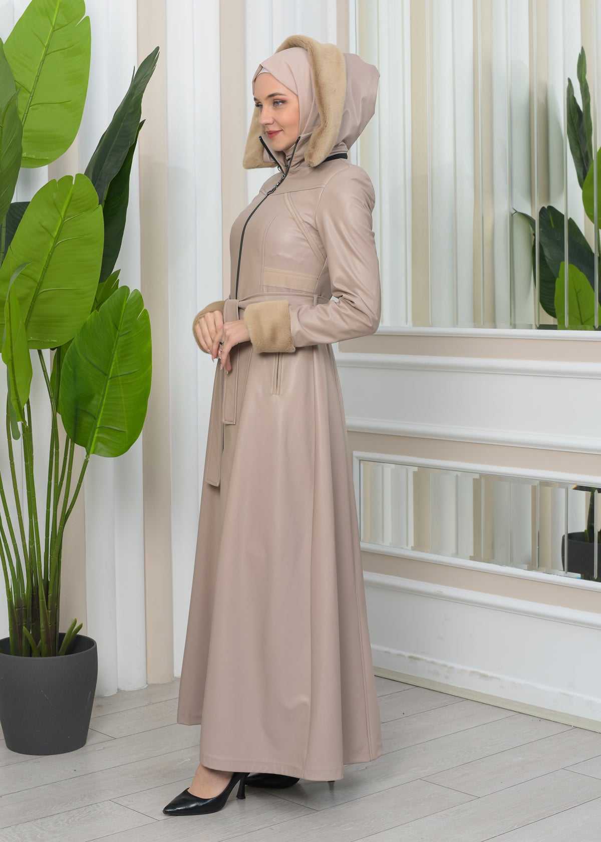 Exklusiver Ledermantel mit festen Fellärmeln und abnehmbarer Kapuze 1345 - Beige