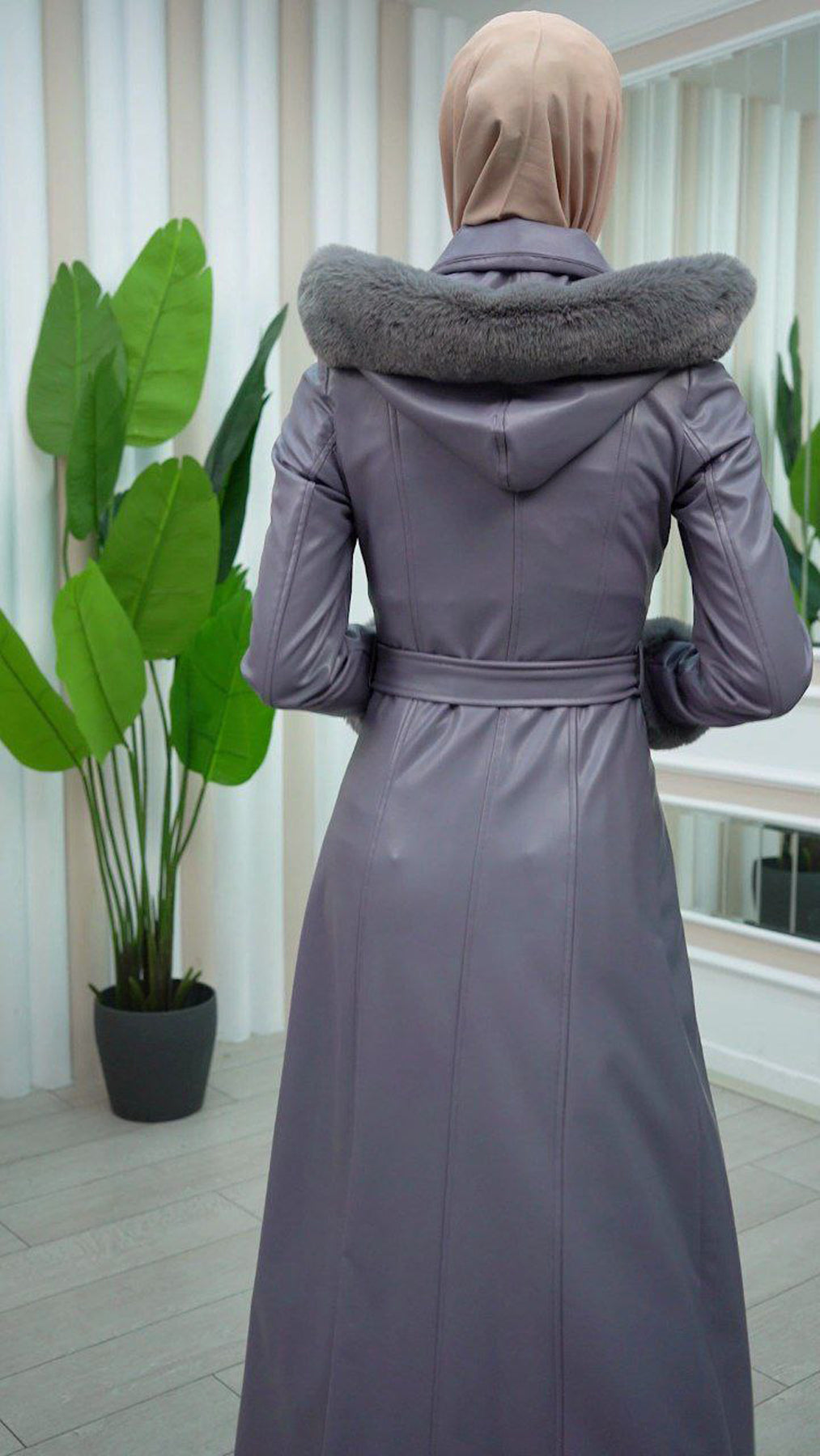 Exklusiver Ledermantel mit festen Fellärmeln und abnehmbarer Kapuze 1345 - Grau