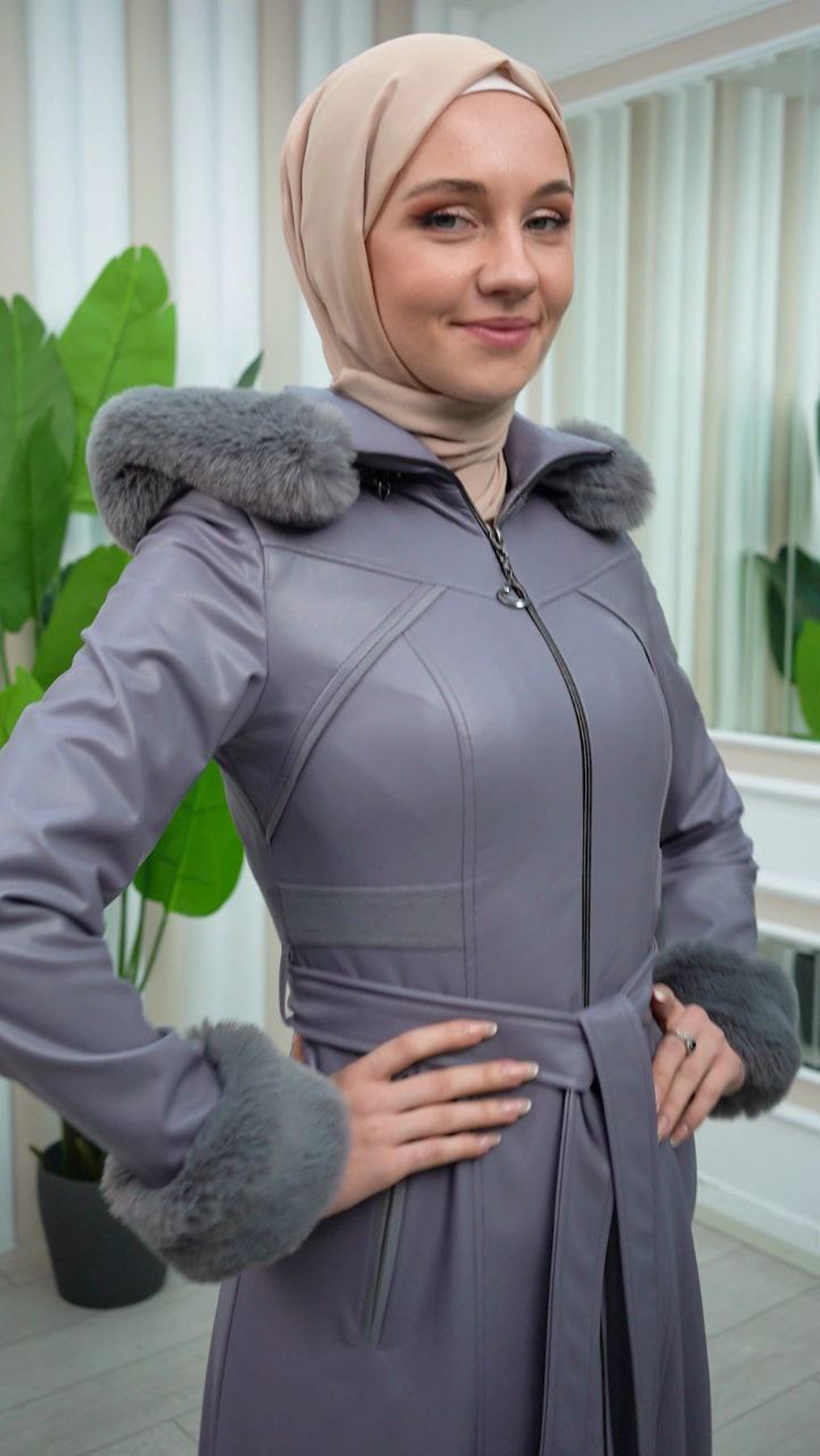 Exklusiver Ledermantel mit festen Fellärmeln und abnehmbarer Kapuze 1345 - Grau