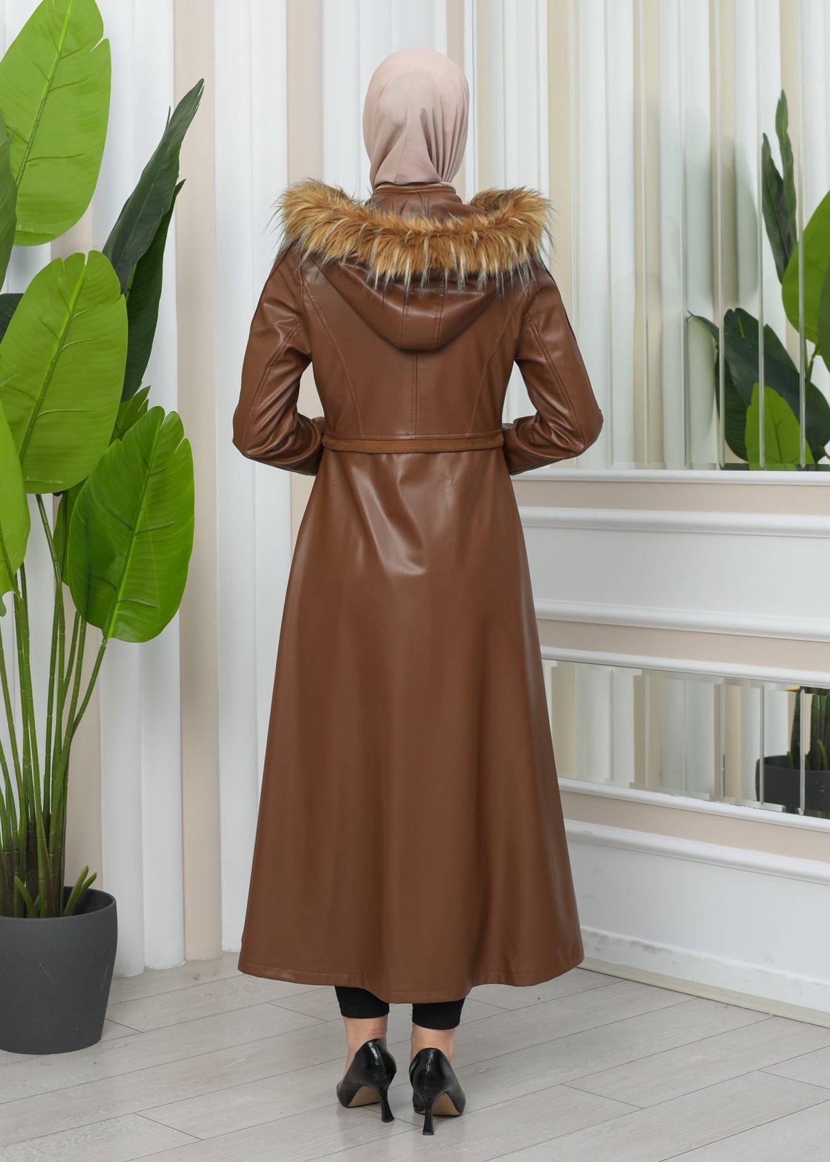 Damen Winter Leder Trenchcoat mit Fellfutter und Kapuze im Glocken-Schnitt 1344 - Cognac