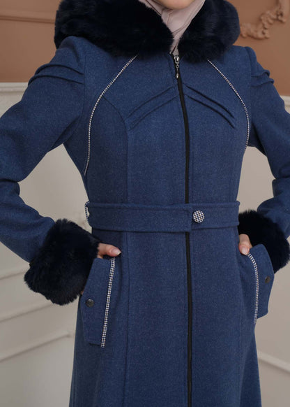 Langer Wollmantel mit Pelzkapuze und Pelzärmeln 1356 - Dunkelblau