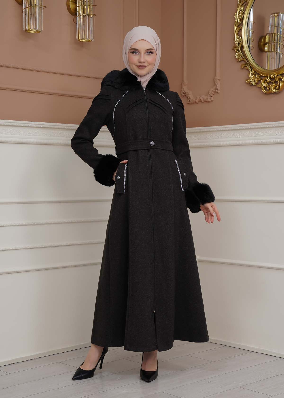 Langer Wollmantel mit Pelzkapuze und Pelzärmeln 1356 - Schwarz