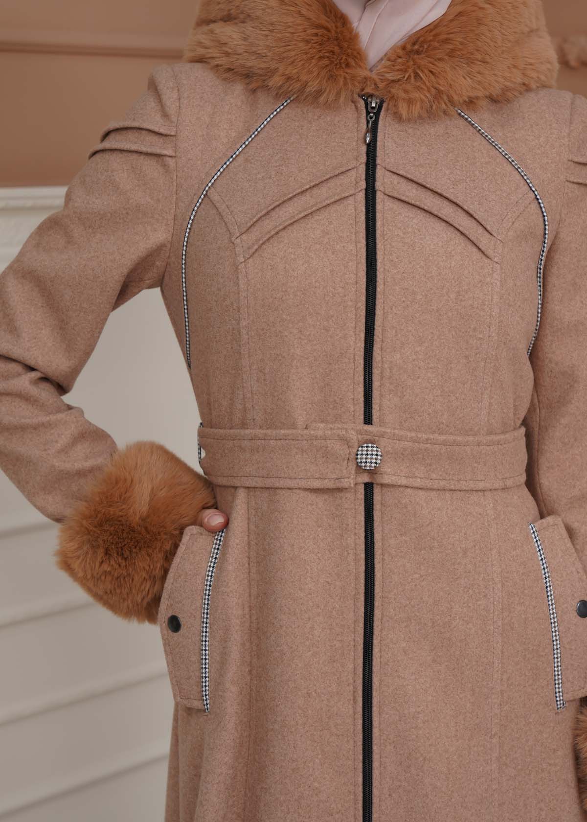 Langer Wollmantel mit Pelzkapuze und Pelzärmeln 1356 - Hellbraun