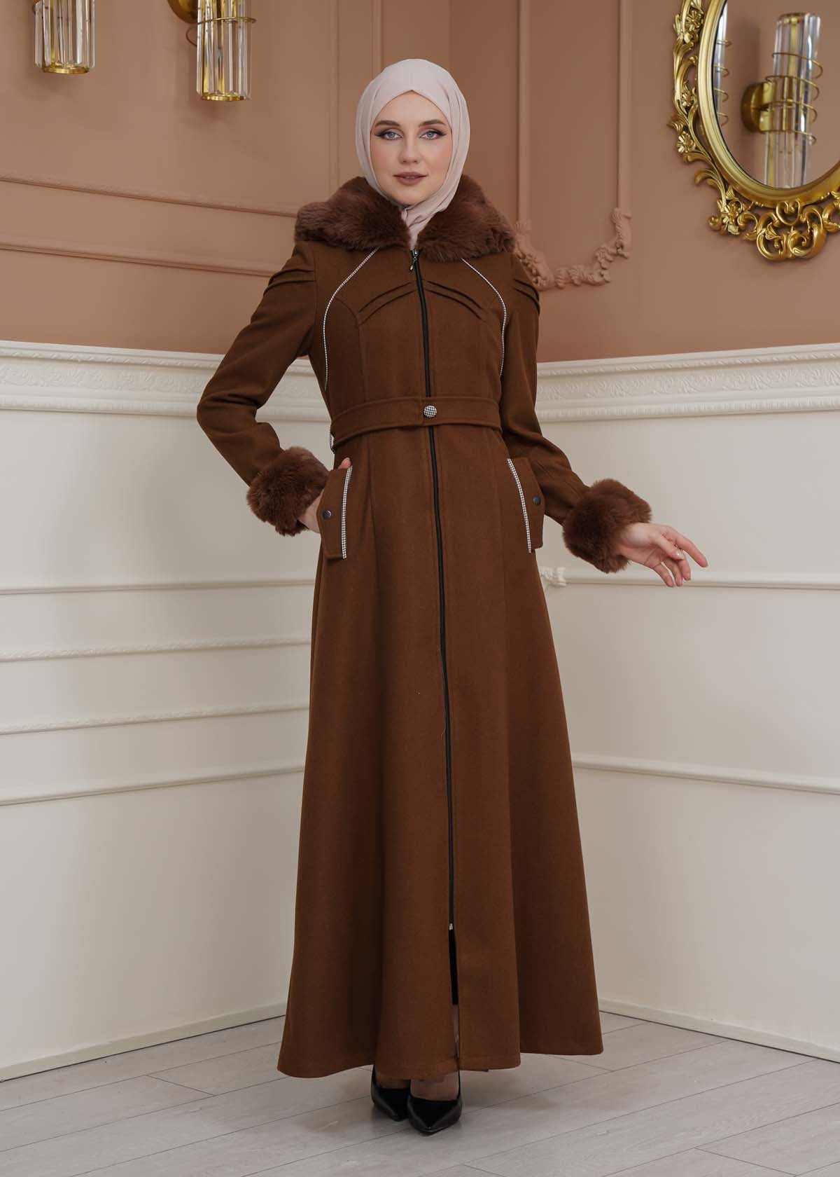 Langer Wollmantel mit Pelzkapuze und Pelzärmeln 1356 - Braun