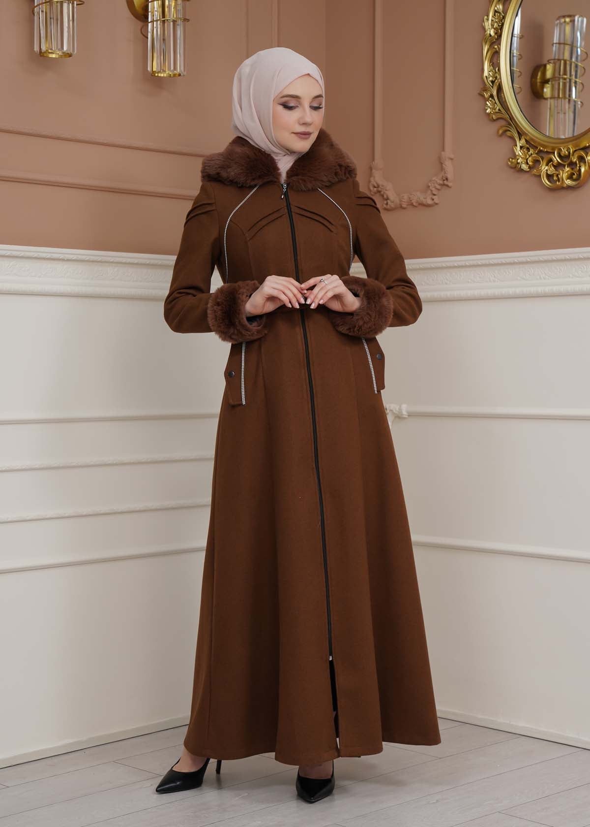 Langer Wollmantel mit Pelzkapuze und Pelzärmeln 1356 - Braun