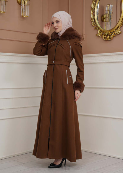 Langer Wollmantel mit Pelzkapuze und Pelzärmeln 1356 - Braun