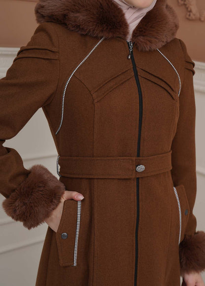 Langer Wollmantel mit Pelzkapuze und Pelzärmeln 1356 - Braun