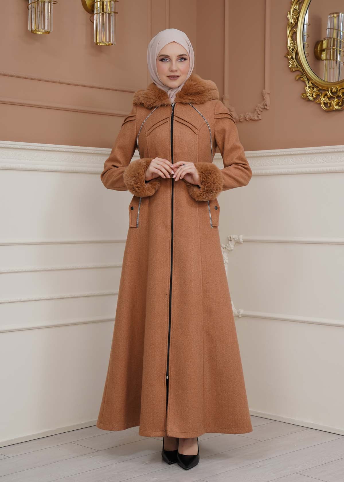 Langer Wollmantel mit Pelzkapuze und Pelzärmeln 1356 - Cognac