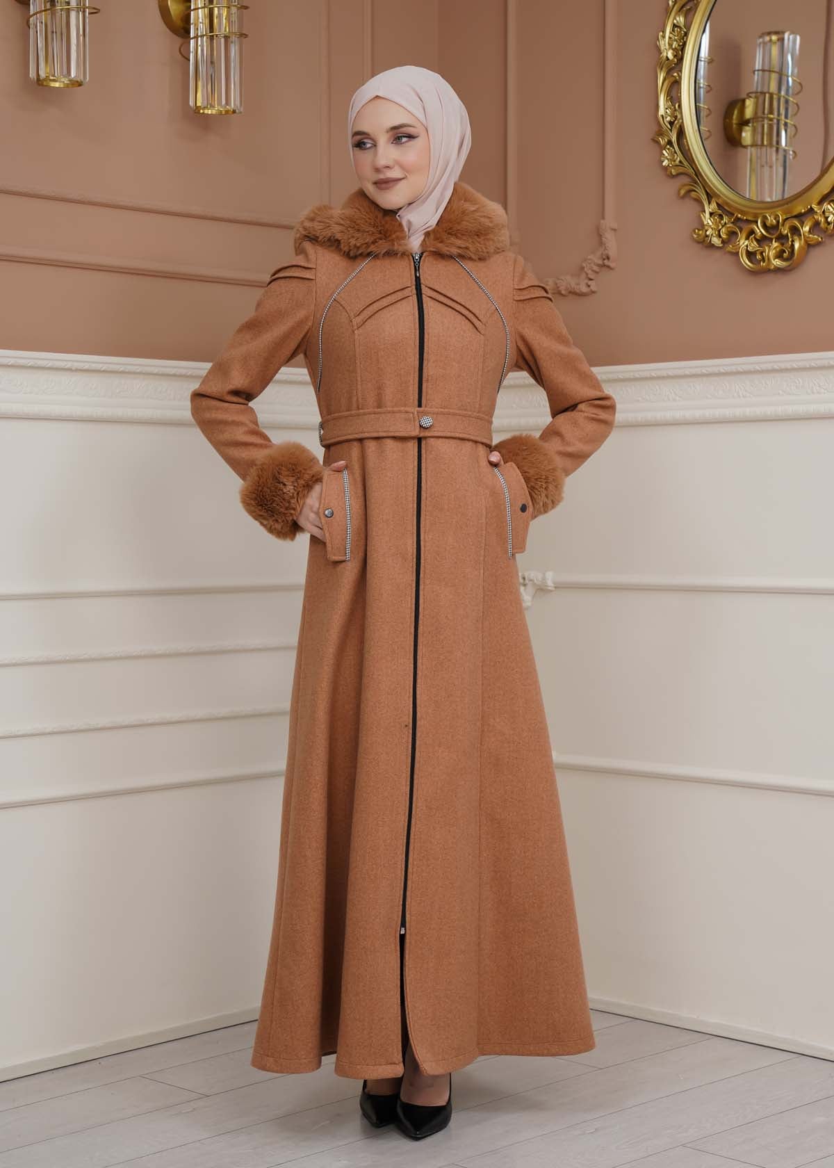 Langer Wollmantel mit Pelzkapuze und Pelzärmeln 1356 - Cognac