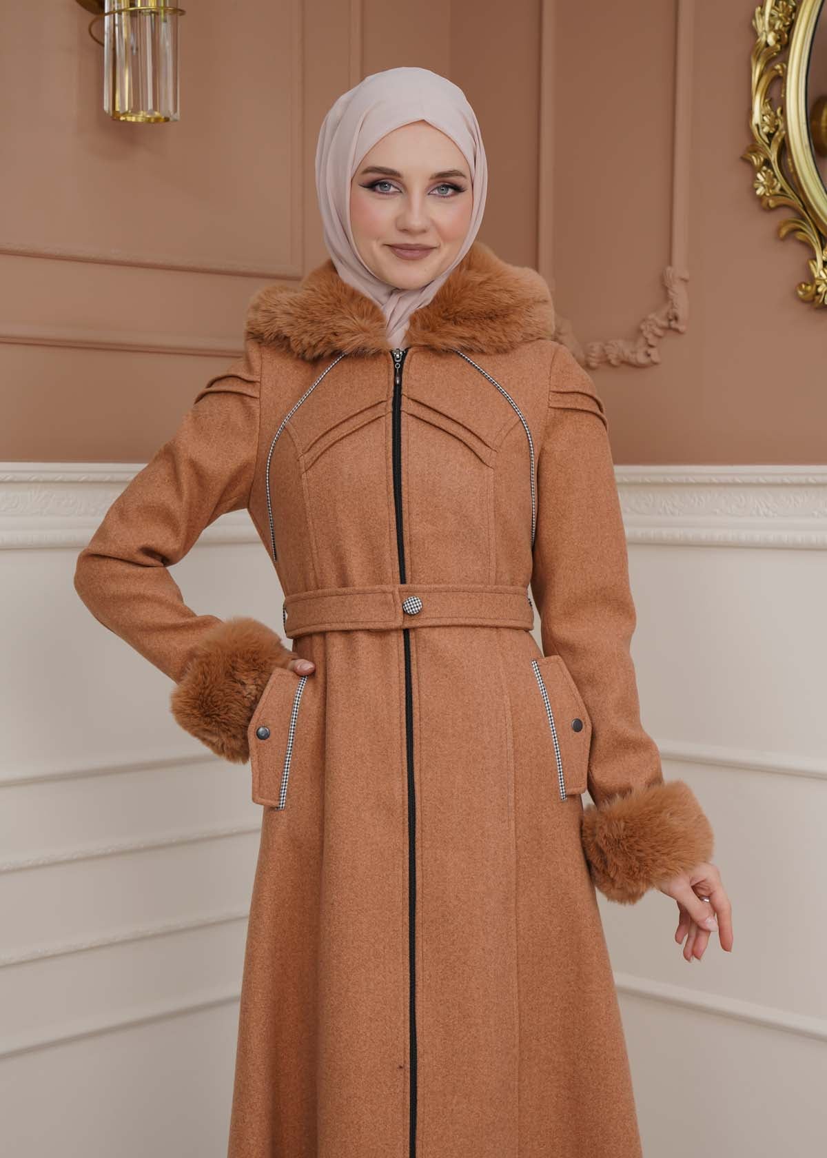 Langer Wollmantel mit Pelzkapuze und Pelzärmeln 1356 - Cognac