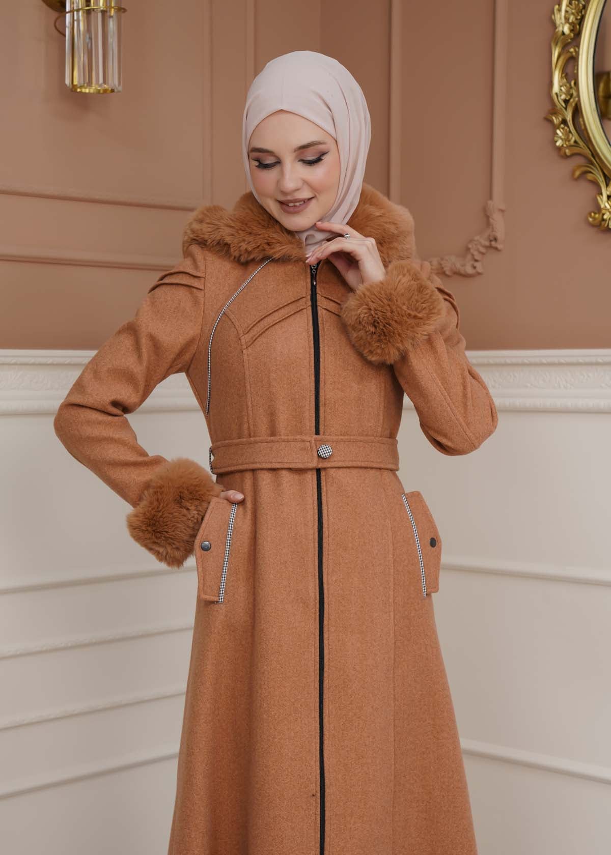 Langer Wollmantel mit Pelzkapuze und Pelzärmeln 1356 - Cognac