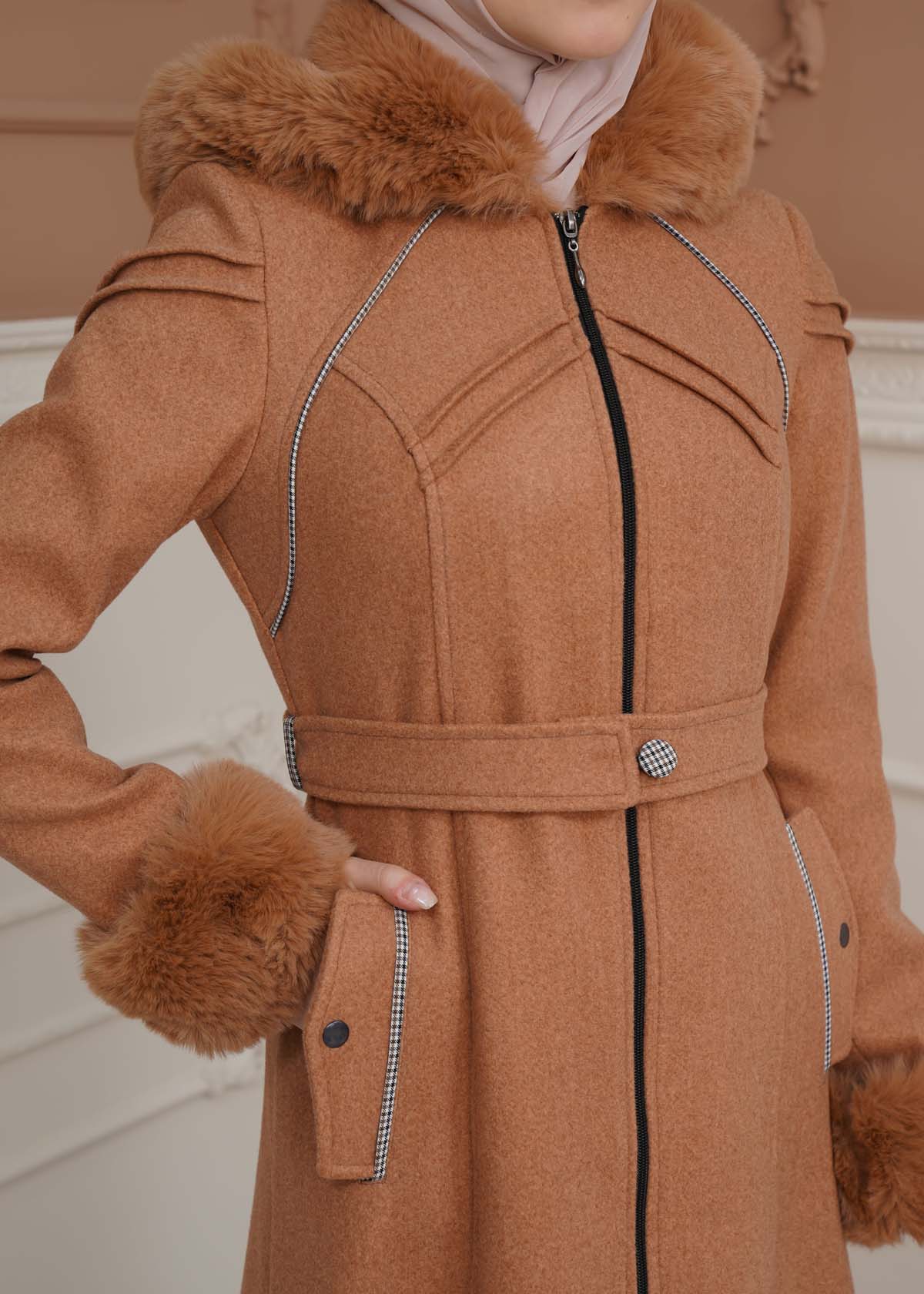 Langer Wollmantel mit Pelzkapuze und Pelzärmeln 1356 - Cognac