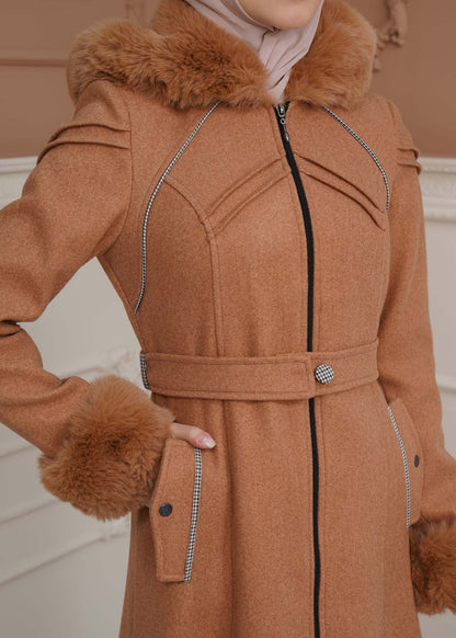Langer Wollmantel mit Pelzkapuze und Pelzärmeln 1356 - Cognac
