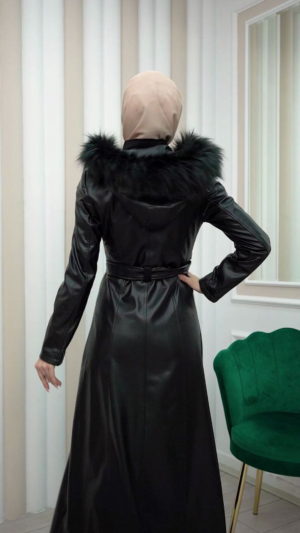 Edler Ledermantel mit Wildleder-Details und abnehmbarer Kapuze 1338 - Schwarz