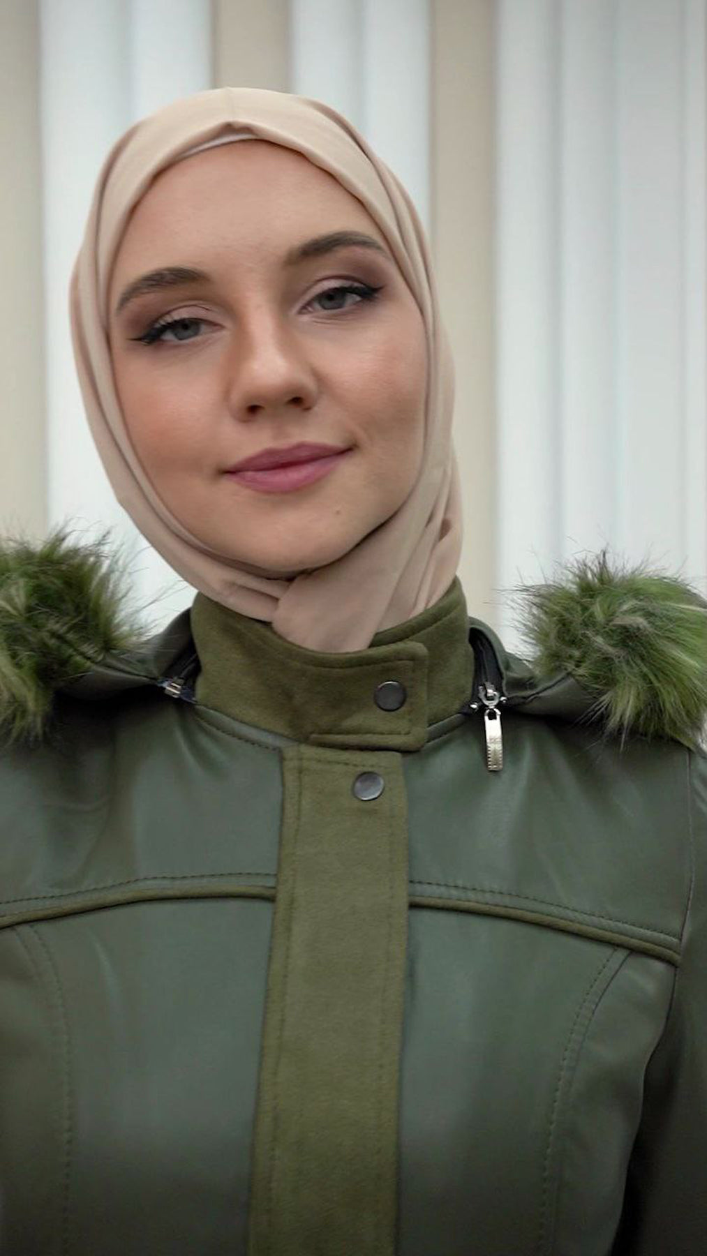 Edler Ledermantel mit Wildleder-Details und abnehmbarer Kapuze 1338 - Khaki