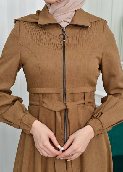 Gabardine-Mantel mit Kapuze und Plissee-Details 1206 - Hellbraun