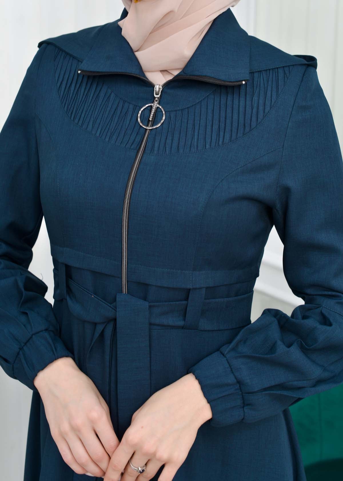 Gabardine-Mantel mit Kapuze und Plissee-Details 1206 - Khaki