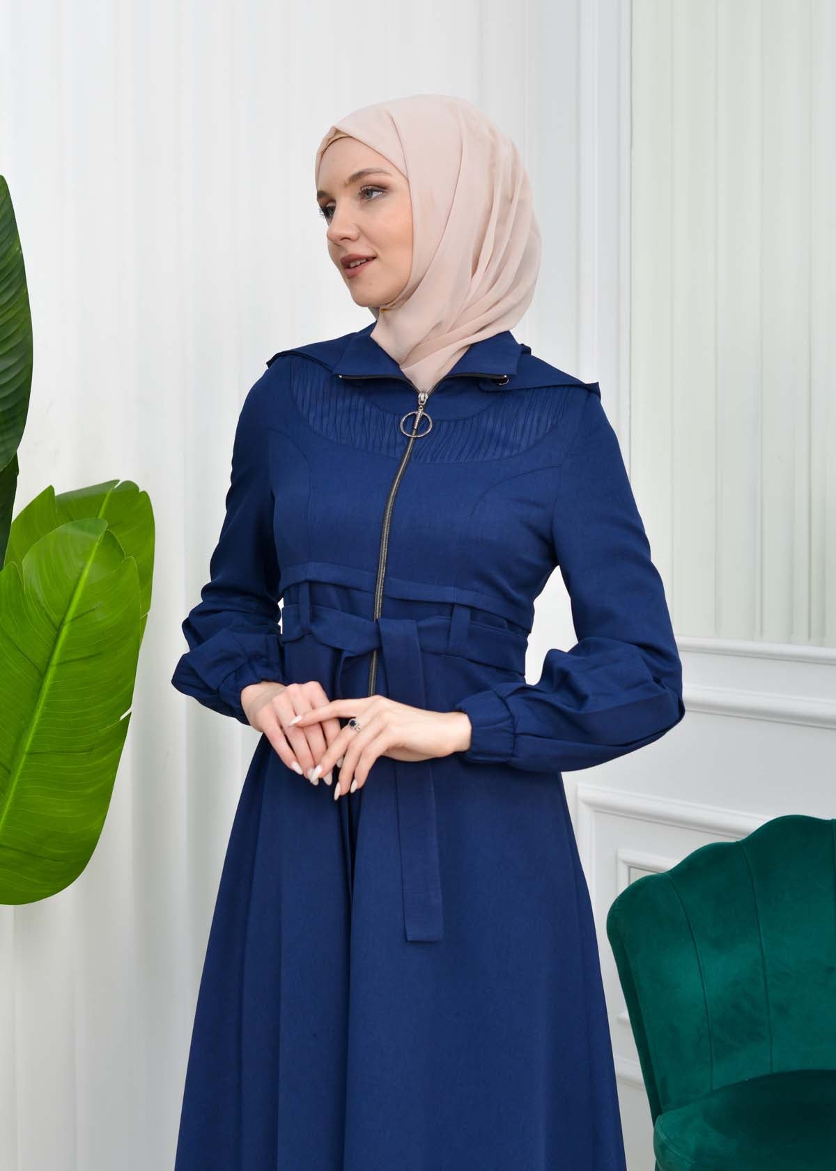 Gabardine-Mantel mit Kapuze und Plissee-Details 1206 - Dunkelblau