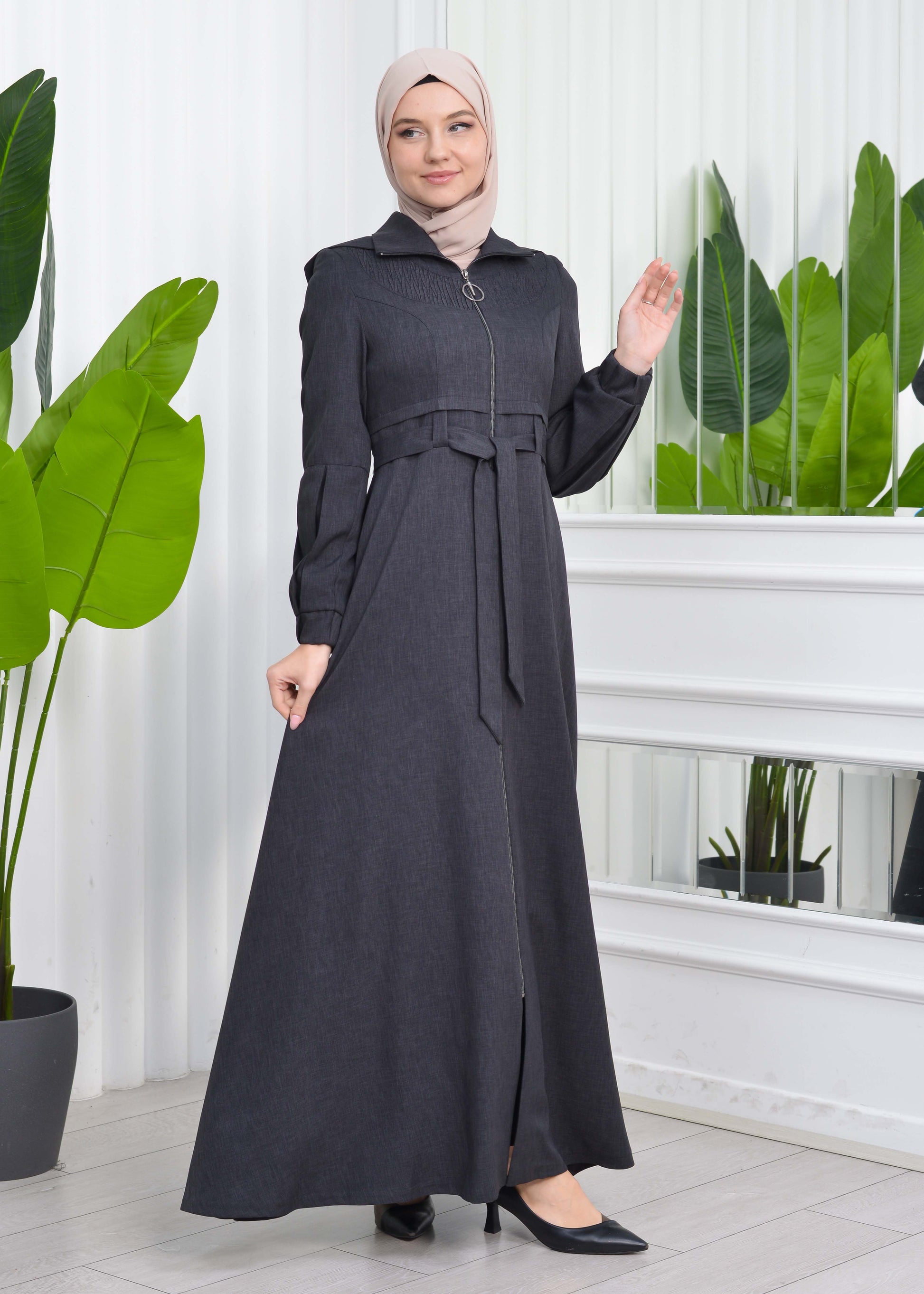 Gabardine-Mantel mit Kapuze und Plissee-Details 1206 - Dunkelgrau