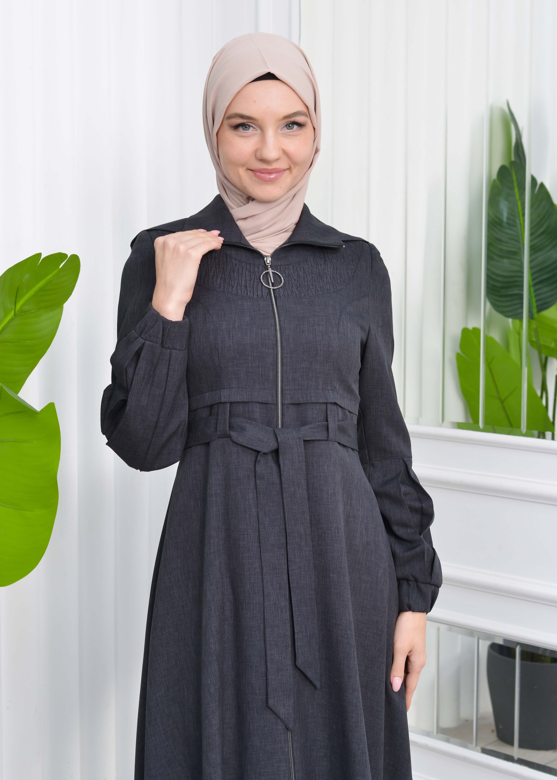 Gabardine-Mantel mit Kapuze und Plissee-Details 1206 - Dunkelgrau